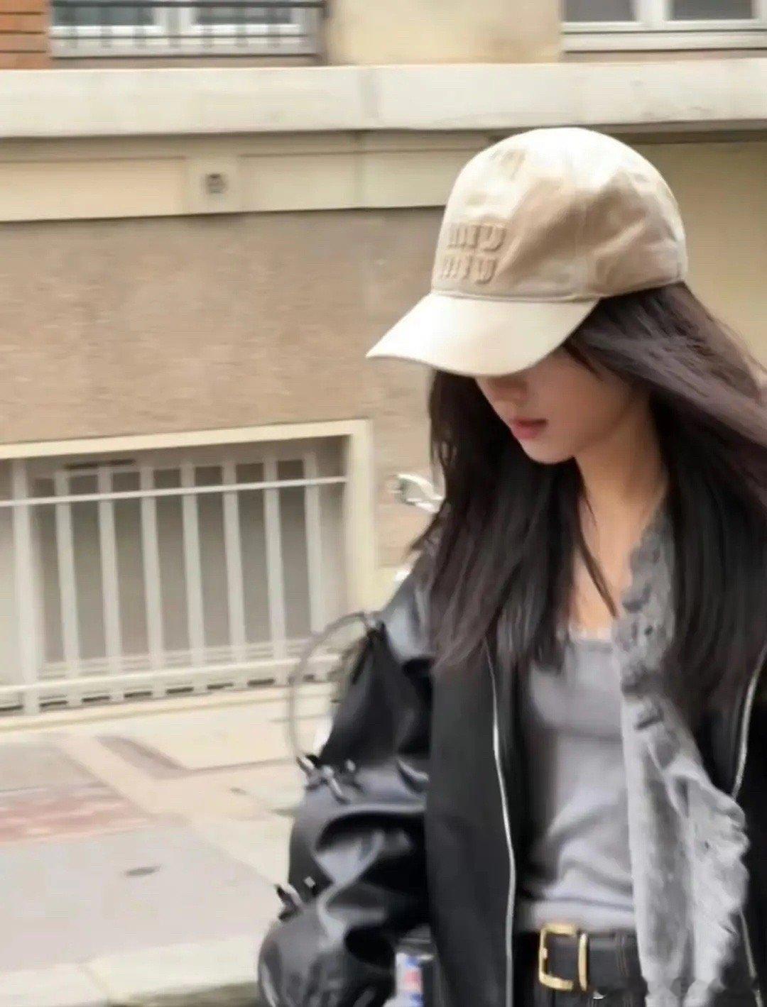 赵今麦巴黎偶遇路透来了，状态好像好起来了 ​​​