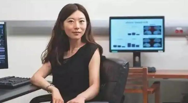 “我宁愿在美国住下水道、翻垃圾桶，也绝不回中国！”谁能想到，这句狠话竟出自一位曾