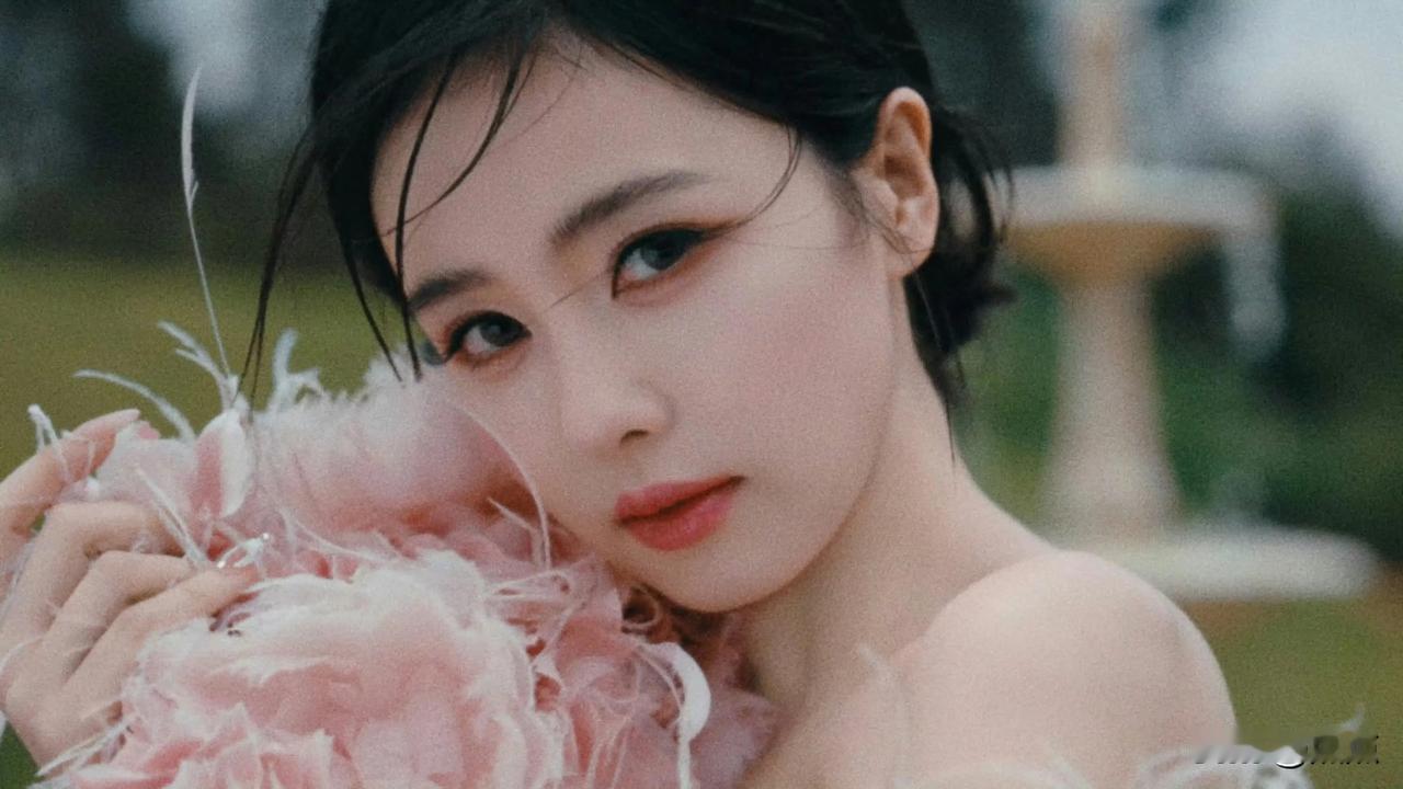 白鹿红秀九月刊封面预告来袭！
顶级质感搭配新季高定，双重美学拉满。
繁花簇拥氛围