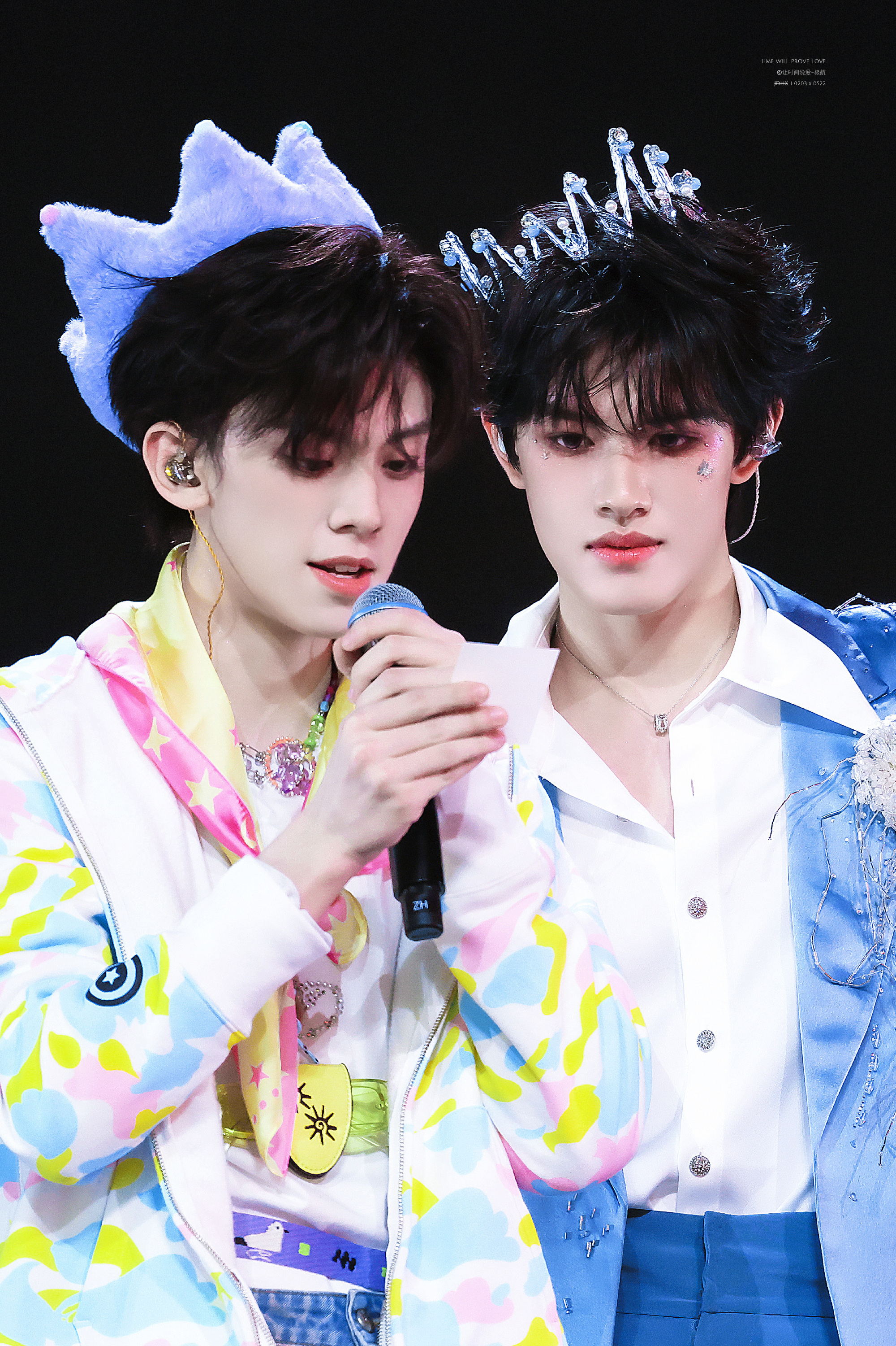 张极左航刮鼻子张极左航互刮鼻子氛围好暧昧啊！ 