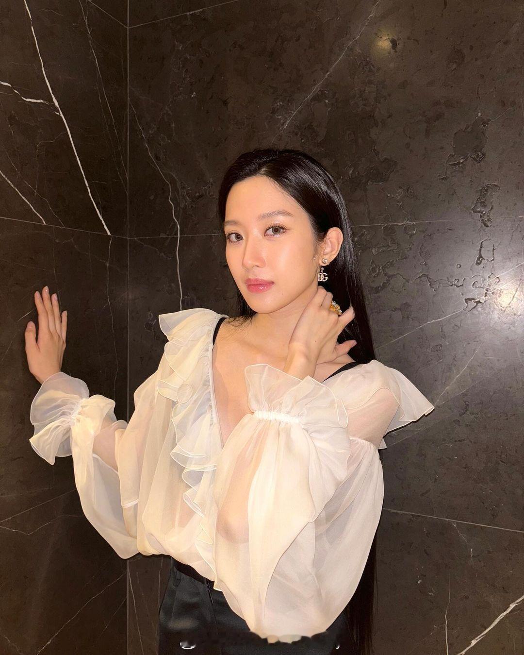 文佳瑛米兰时装周造型分享，黑白搭配间展现女性的柔美与力量～ ​​​