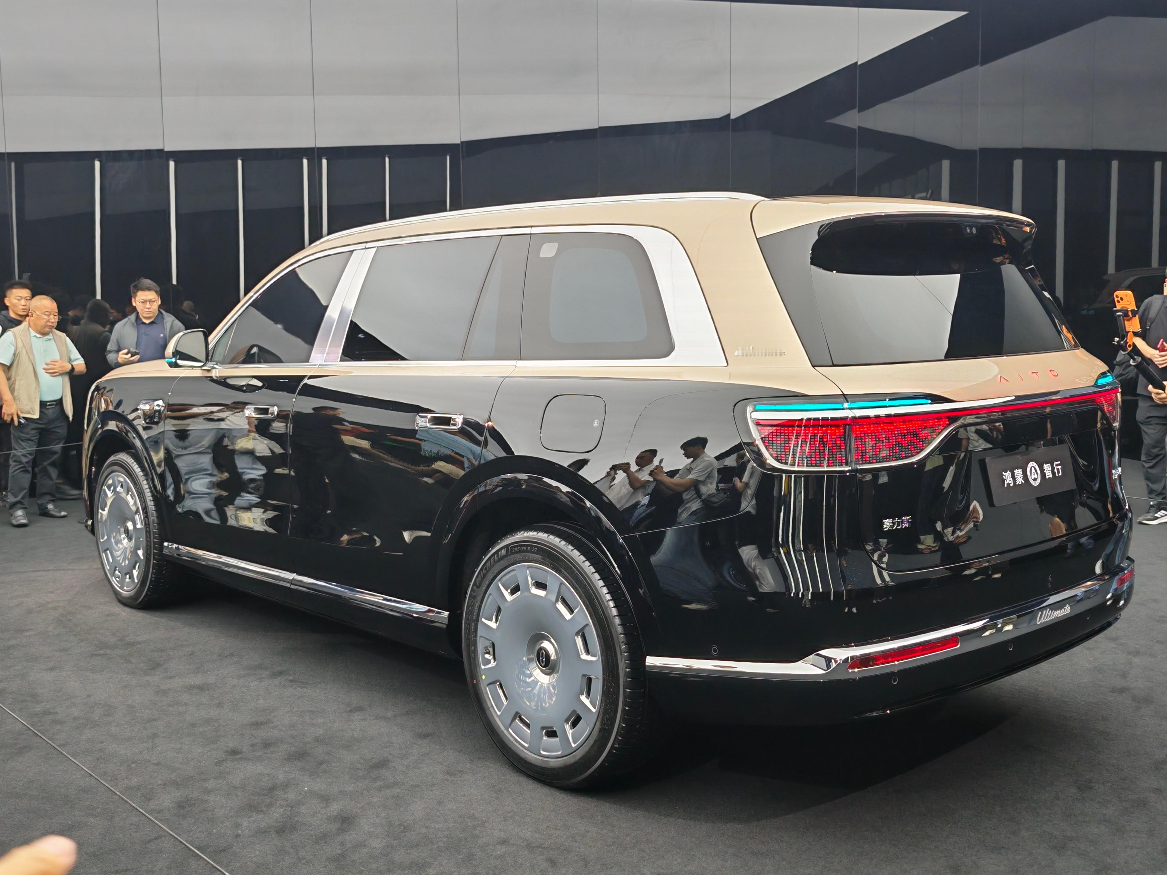 问界M9 非凡大师的展车看不到内饰，会上也没有说的太细，但后排全景观影和旋转座椅