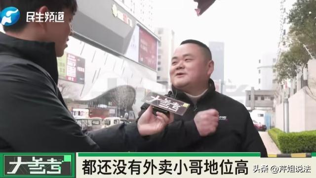 河南郑州，王先生想装修房子，可保安却不让他进门，王先生拿着房本证明自己是业主都不