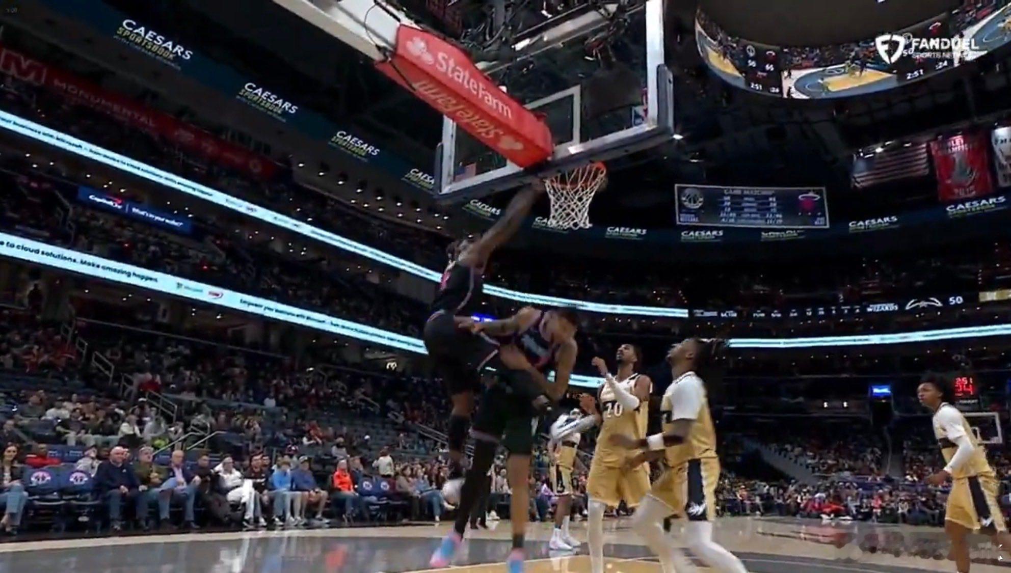 好不容易让你首发，你却不争气，14分钟6犯，太辜负斯波的信任了，是不是昨天被阿德