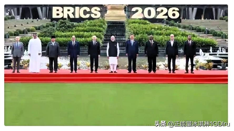 当地时间9月12日下午，印度新德里，金砖国家第十八次领导人会晤正式拍摄集体大合影
