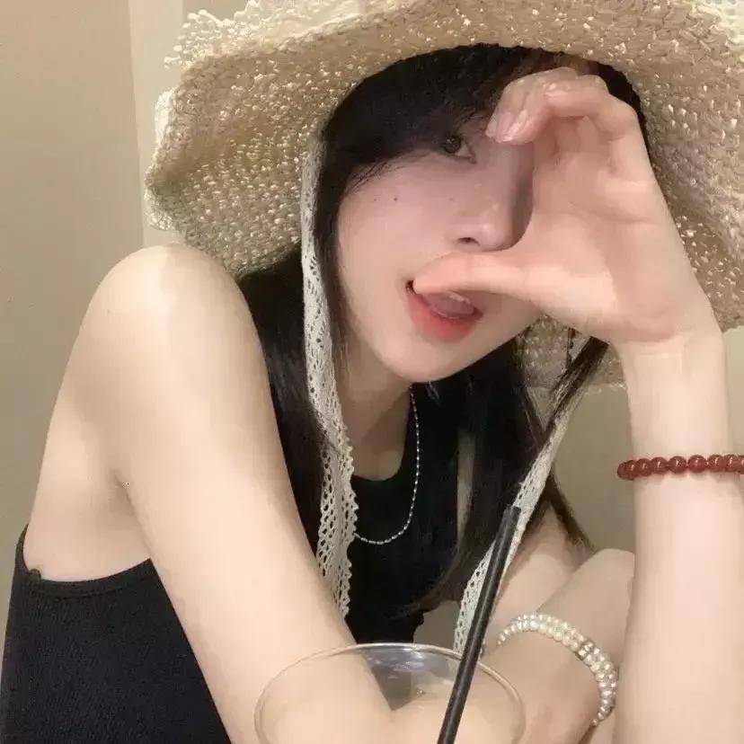 夏日甜美穿搭，草帽和珍珠项链的搭配，轻松又时尚。草帽穿搭 法式草帽穿搭 吊带草帽