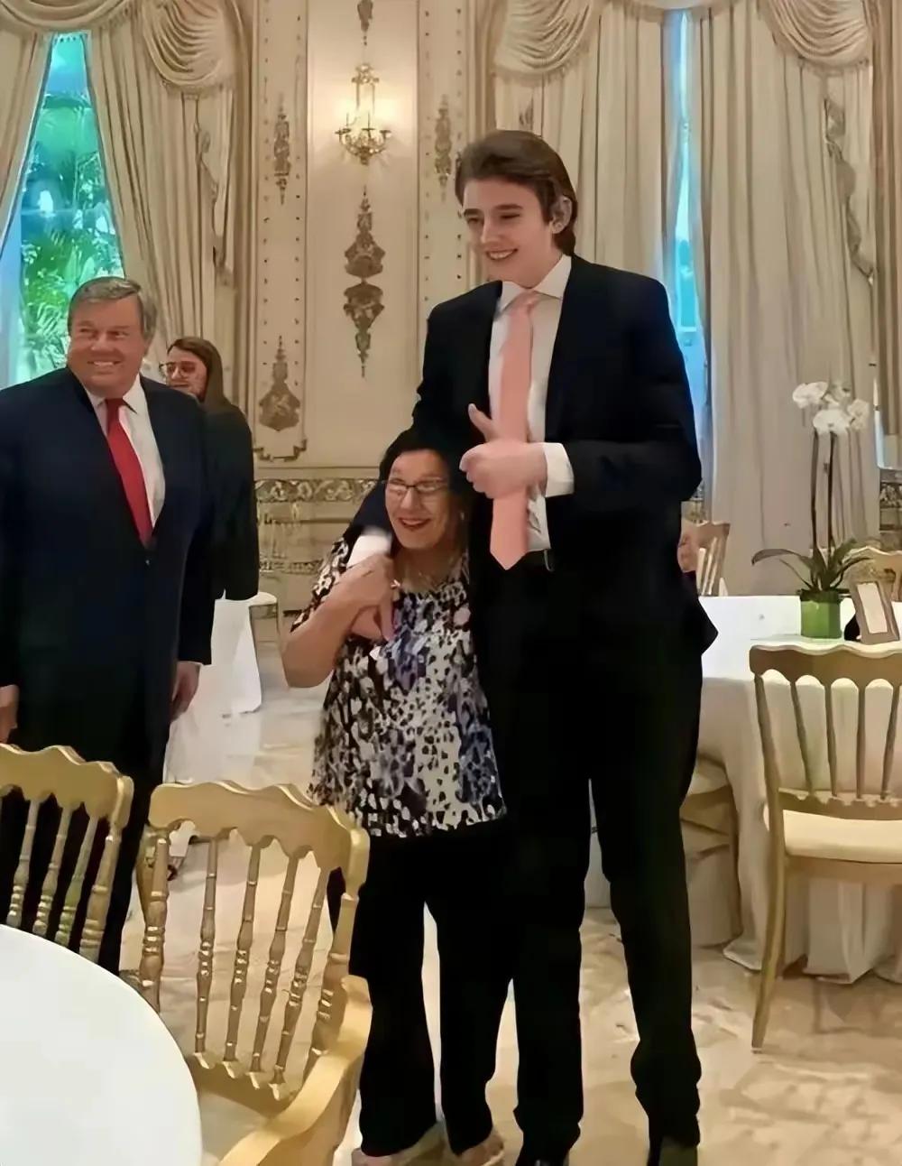 特朗普的小儿子，身材长的太高了，超过了他的爸爸，超过了他的妈妈，超过了他的哥哥姐