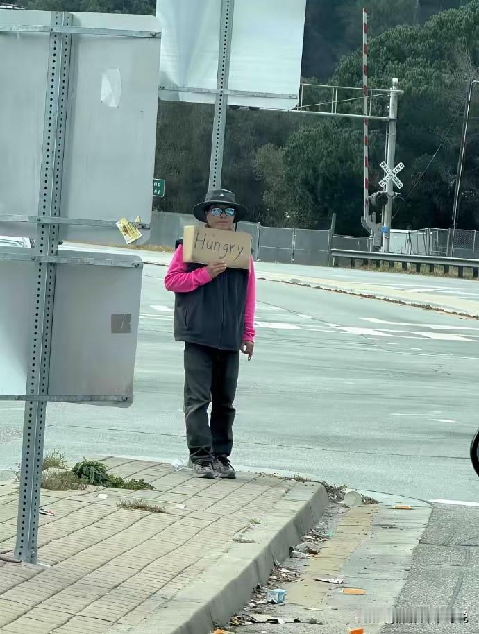 甜甜圈王伟恒疑似沦落街头靠乞讨过日，这下评论区可热闹了！最近关于甜甜圈疑似被拍摄