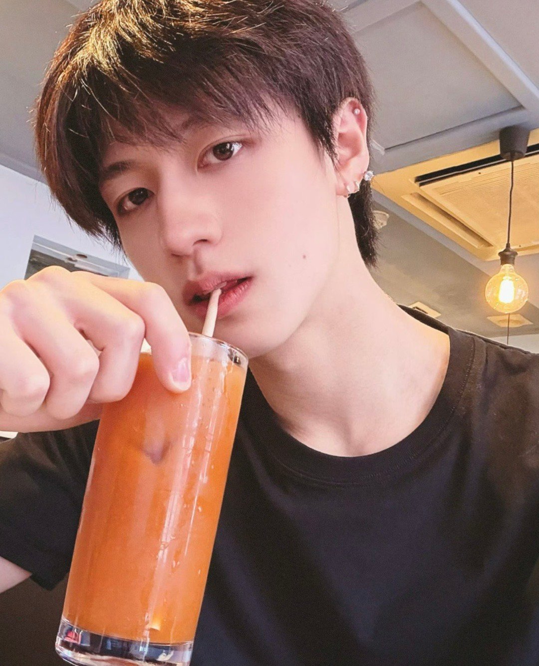 朱志鑫伦敦plog朱志鑫伦敦明信片请查收，帅气自拍多多来，玩得开心呀！朱志鑫很幸