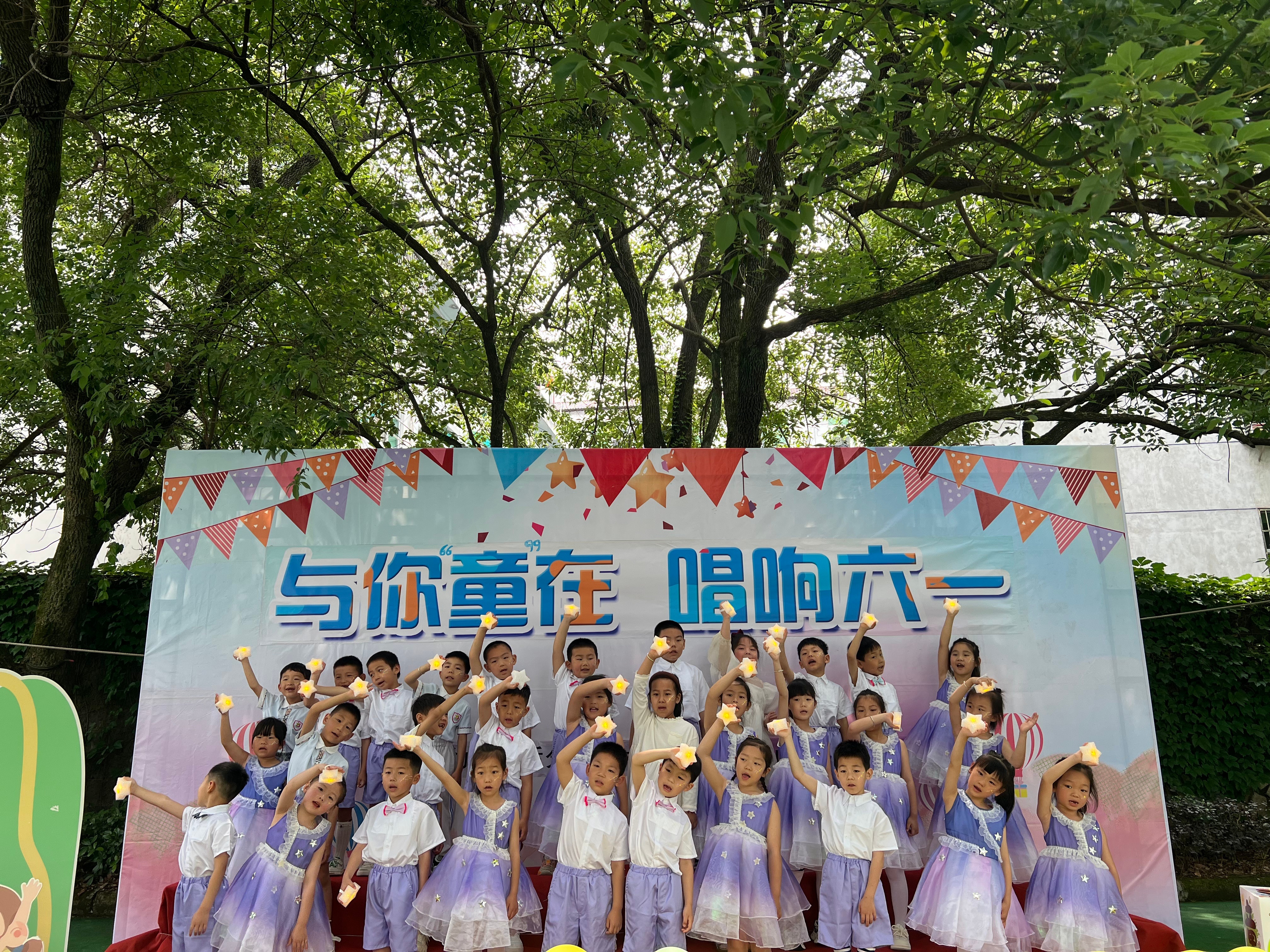 首个春假也正式落幕了，义务教育学校的孩子们也都返校上课，回归课堂日常恍然间，本学