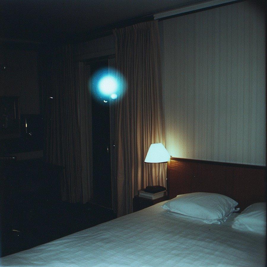 1987年，一对夫妇住在纽约上州一家历史悠久的旅馆时，拍摄到房间里漂浮着一个无法