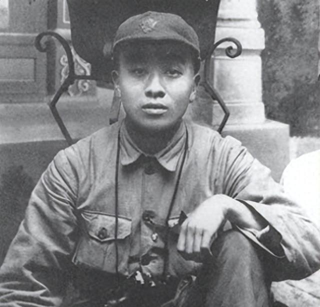 连长竟然枪杀村长，谭政大发雷霆，要求所有纵队政委聚集，深入检讨反思这严重事件！