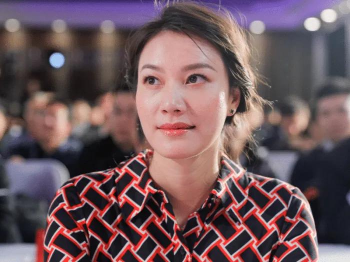 林丹老婆谢杏芳漂亮谈不上！但是面相看着让人感觉非常的舒服、自然！典型的贤妻良母型