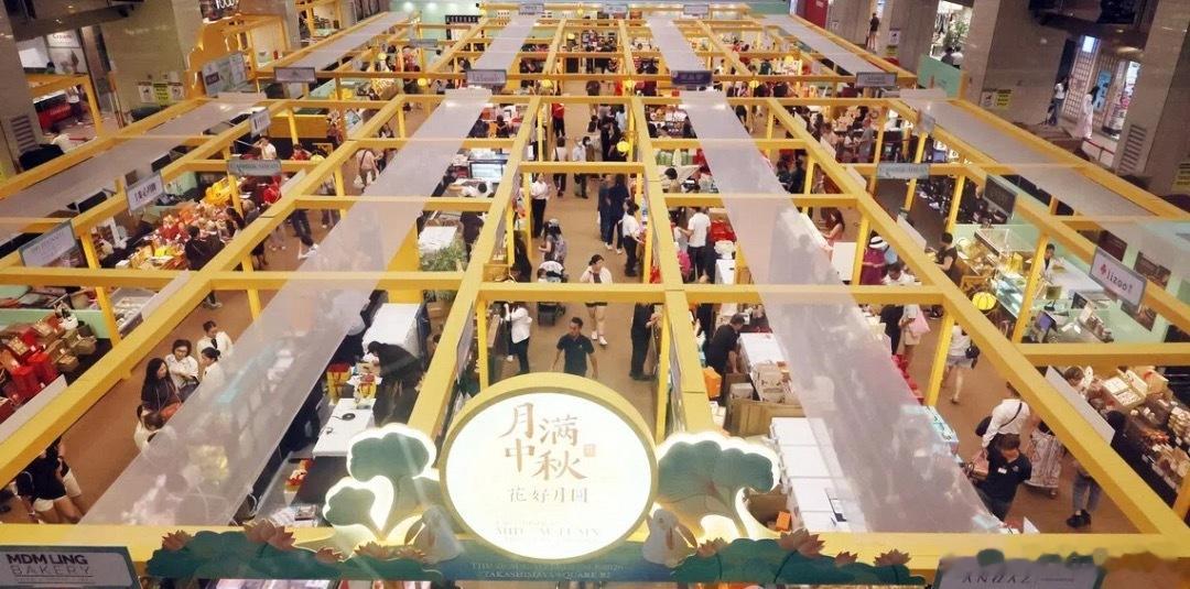 再过两周就是中秋节，许多公众都会到商场的月饼展销会选购月饼。受天灾、地缘局势影响