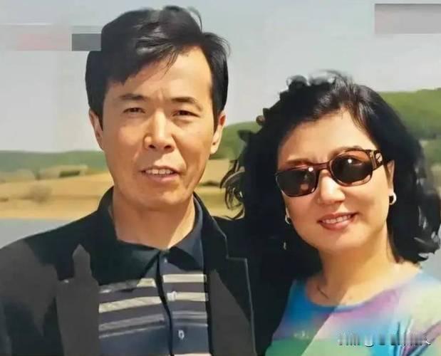 近日，80岁的著名编剧何庆魁官宣新恋情，确认与小20多岁的张姓女士登记结婚。二人