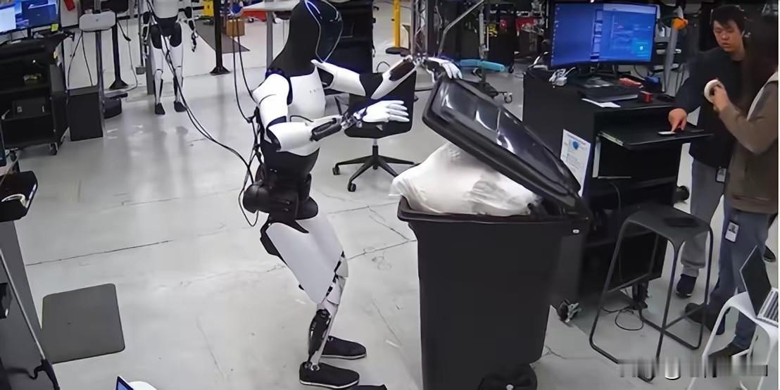 特斯拉造机器人应对产业内卷
寻找第二增长曲线
特斯拉Optimus原型机在工厂用