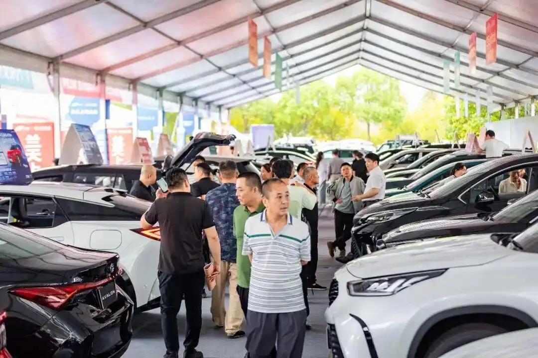 内卷之下，警惕中国技术被"贱卖"。大家应该有感觉，国内新能源车市场，现在正陷入一