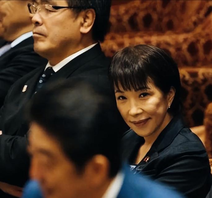 高市早苗曾经看安倍的眼神是不是很柔情？
这才是眼里有光的样子，这眼神是不是很特别