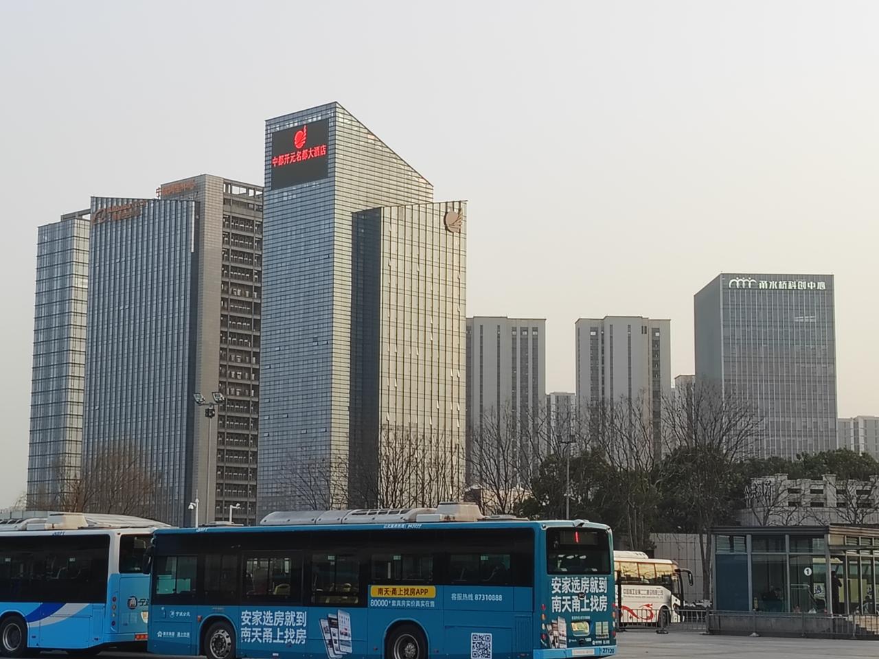 不得不承认，我们80后，在00后眼中，是出生于上个世纪的中年大叔。而，00后年纪