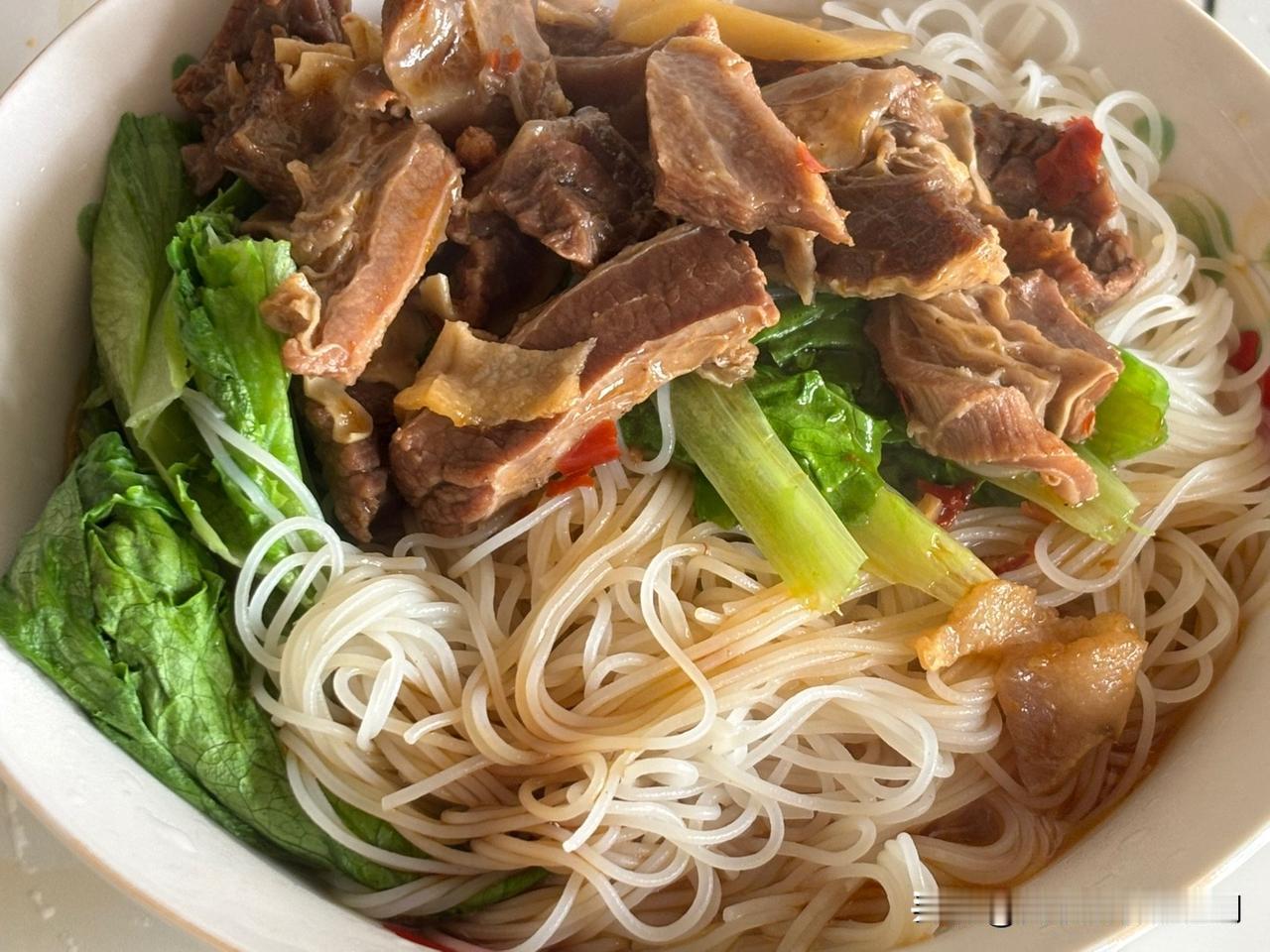 张雪峰走了，这几天又是热搜，又是各种报道。

有人如我一样心情沉痛，彻夜未眠。