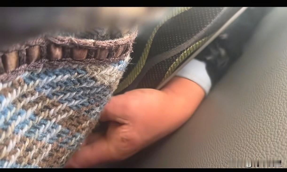 最近，在重庆的某路公交车上，一年轻女孩遭一陌生男子两次猥亵。女孩很冷静，偷偷的用