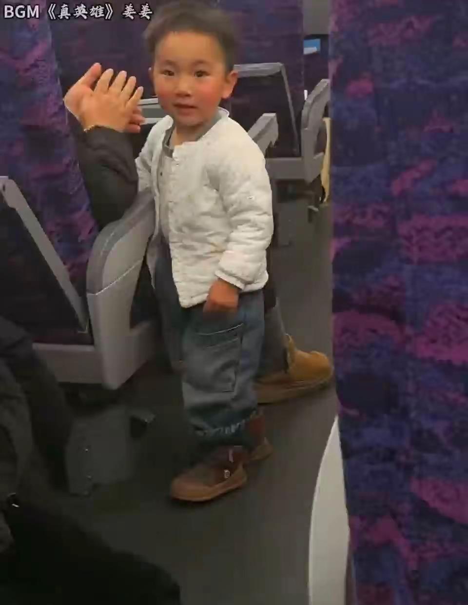 役军人将臂章赠予火车上孩童，愿红色信仰代代相传，多年后少年参军，臂章便是初心最好