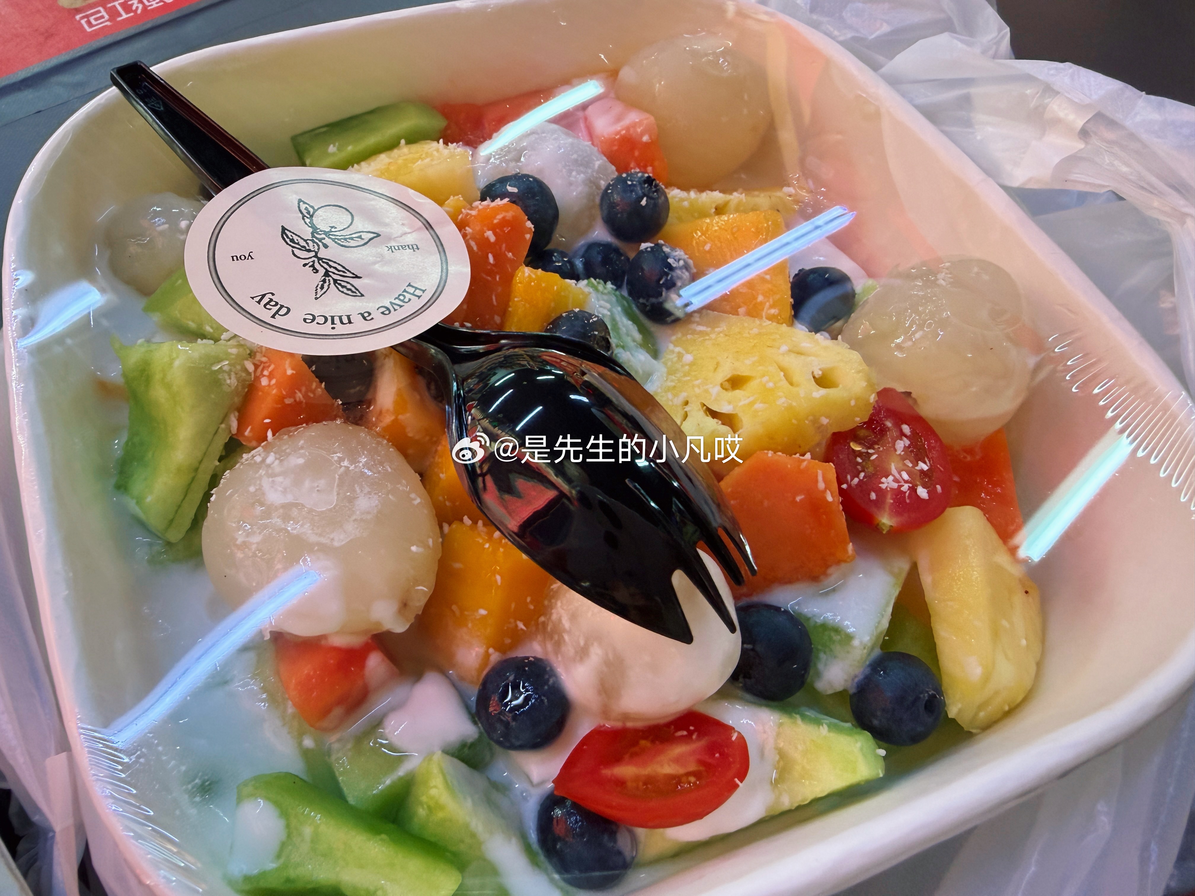 妹宝儿买的水果捞，很好看，有点难吃但是谢谢我宝了
