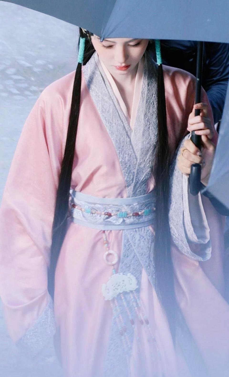 鞠婧祎芙蓉不及美人妆芙蓉不及美人妆，这句诗简直就是为小橘量身定做的！粉色战国袍温