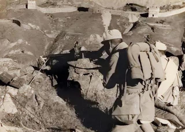 1942年，神枪手王凤麟遭叛徒出卖，被日军围在山上，打到只剩一颗子弹时，他犹豫了