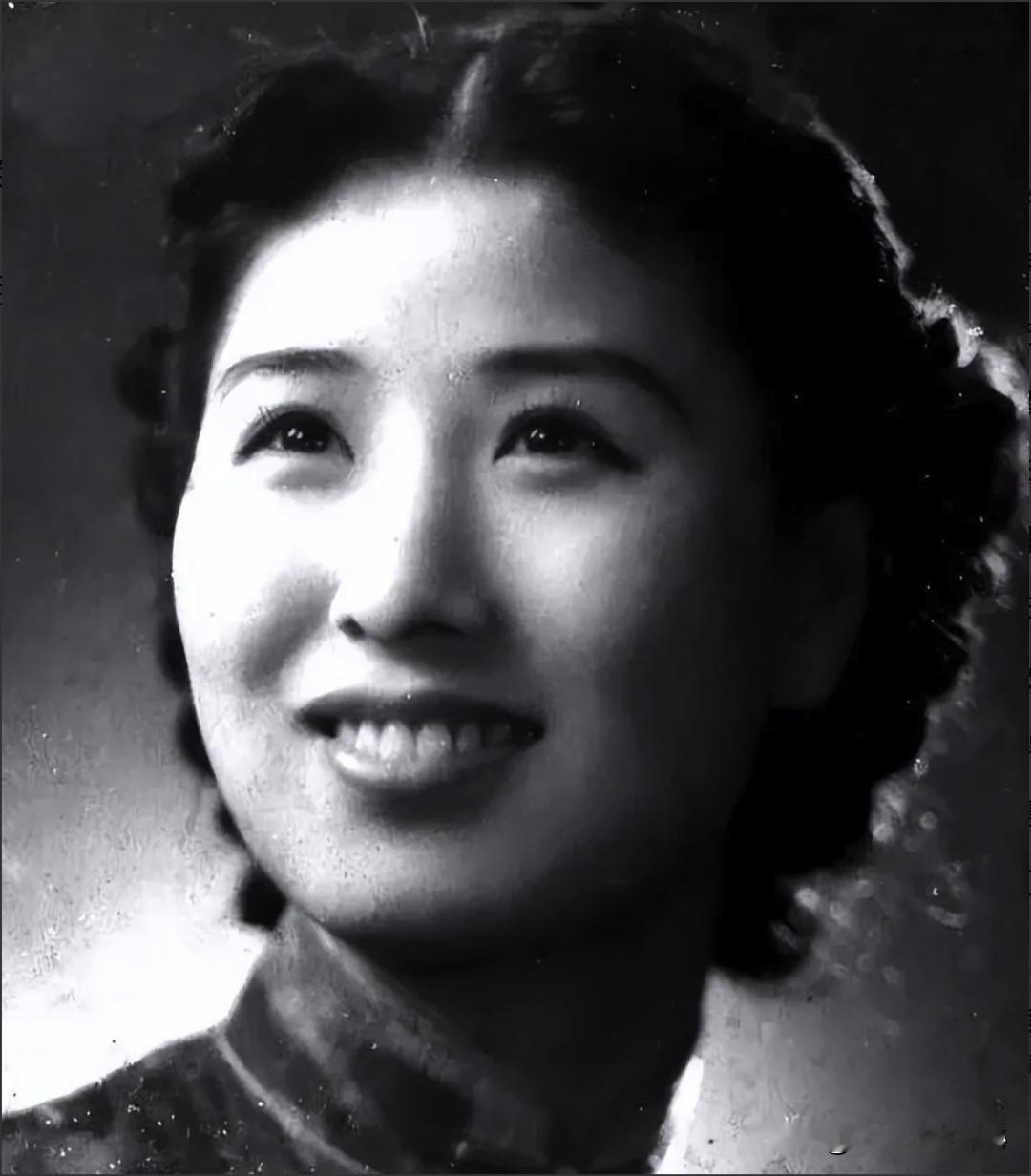 1940年，22岁的郑苹如，被汪伪特务绑到小树林。一个特务催促另一个特务快对她动