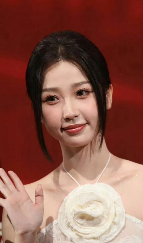 虞书欣生图VS杨超越图被降维打击，杨超越的村花头衔，有点夸大奇谈了啊 ​​​