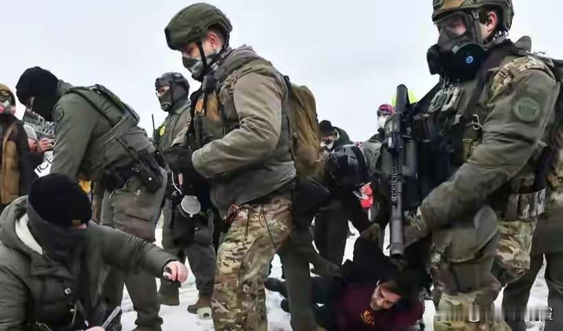 “美丽风景线”席卷全美，数十万人走上街头闹罢工，特朗普妥协了