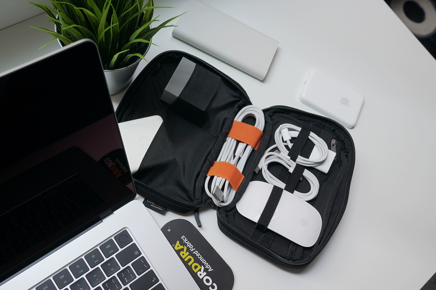 左边是莱选数码收纳包，右边是苹果官网新上架的数码收纳包。左边售价85 ，右边售价