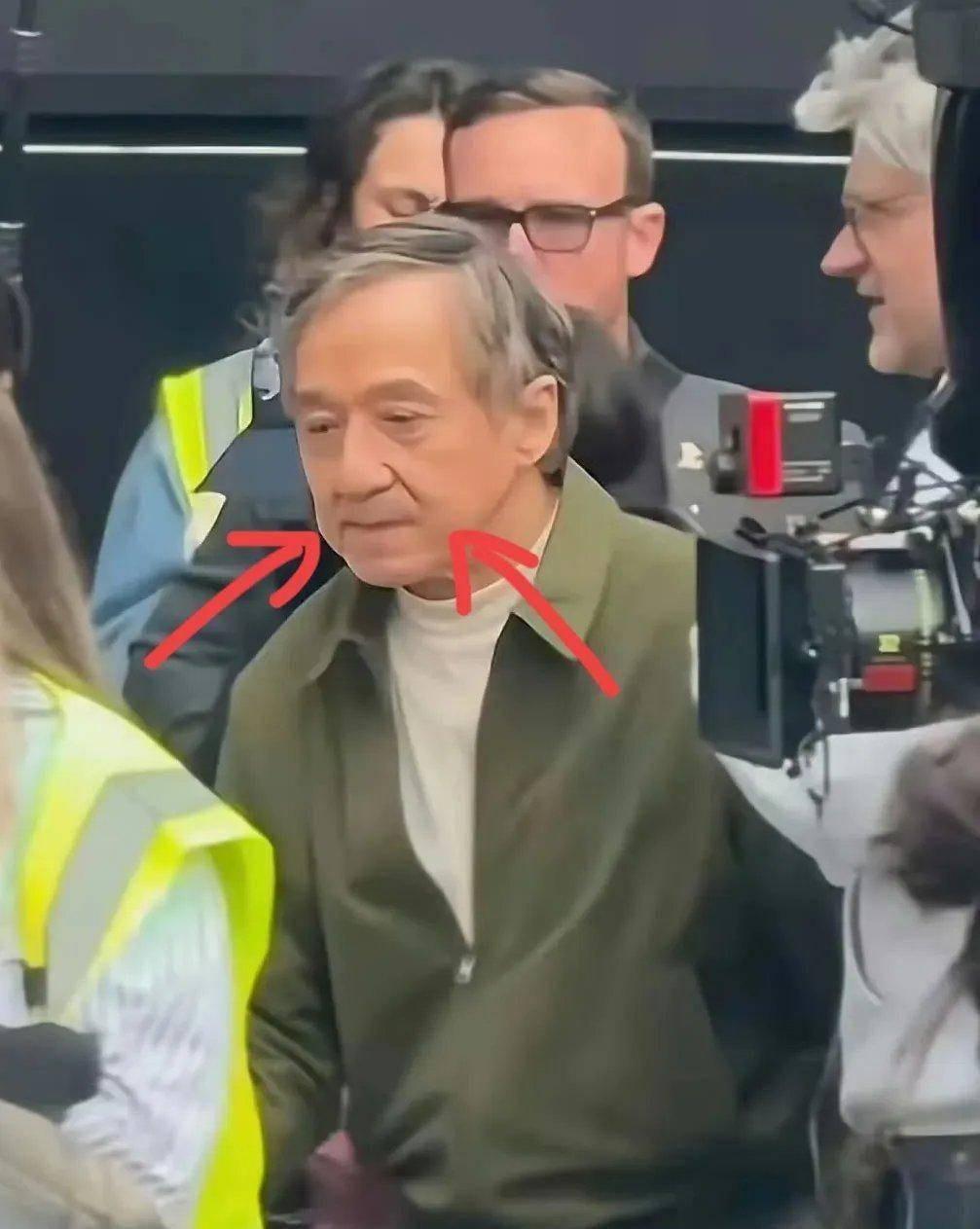 71岁的成龙大哥，给所有父母都上了一课：

那就是不管父母多富裕、多出名，但教育