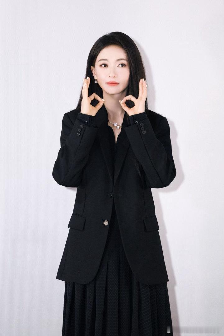 吴谨言好权威的线下状态吴谨言陈哲远斗舞镜头之下的吴谨言格外亮眼，线下气场沉稳大气