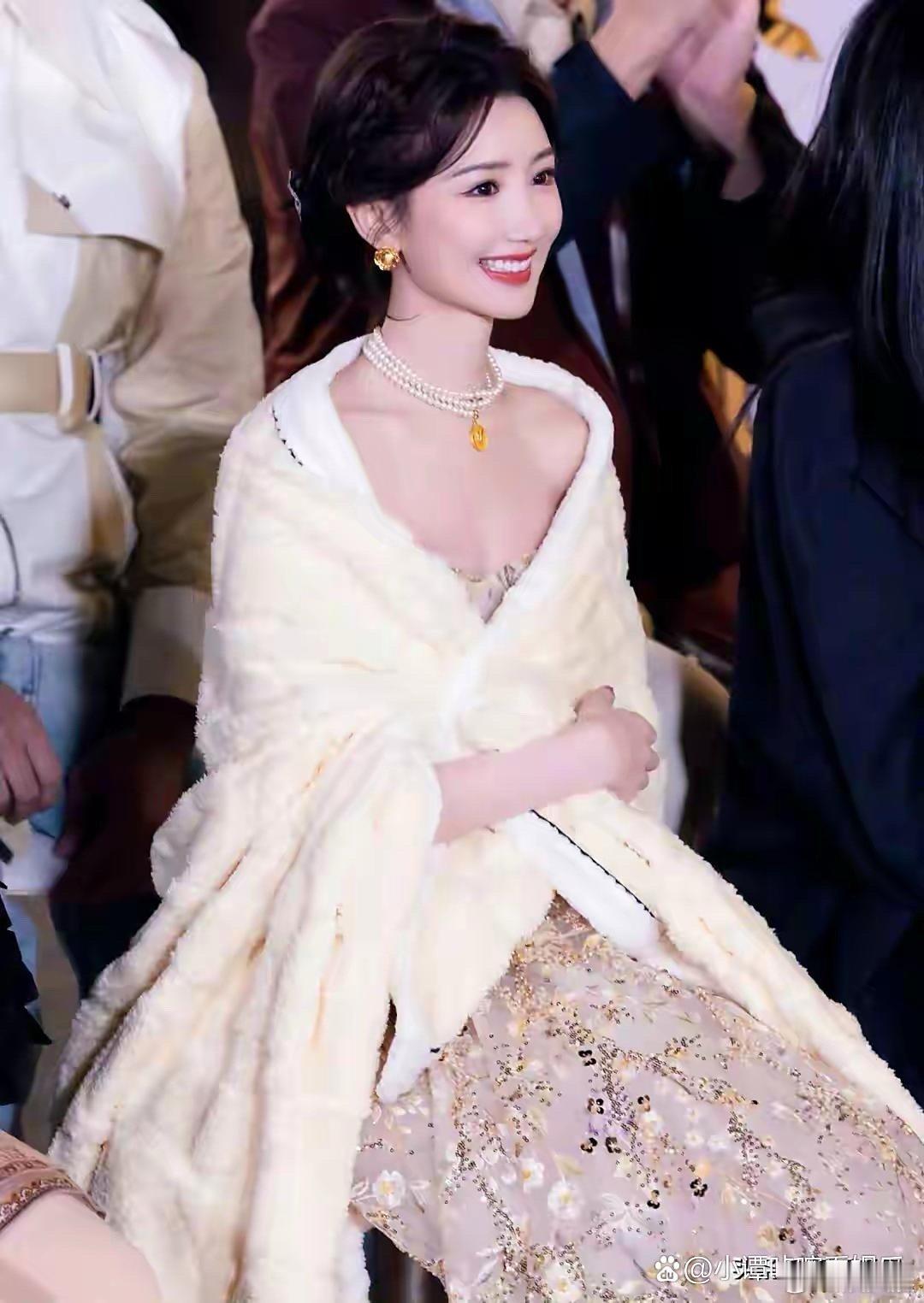 毛晓彤这组照片公主范儿拉满，美到不像话，连脚趾头都好看～ ​​​