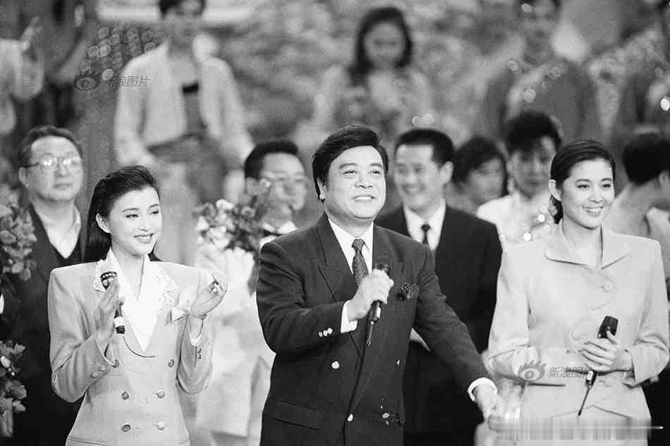 1992年，央视春晚彩排现场，主持人赵忠祥、倪萍和杨澜。