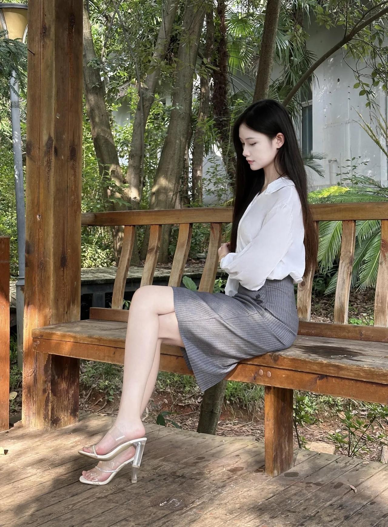 透明高跟凉鞋小美女真有味道，很迷人！