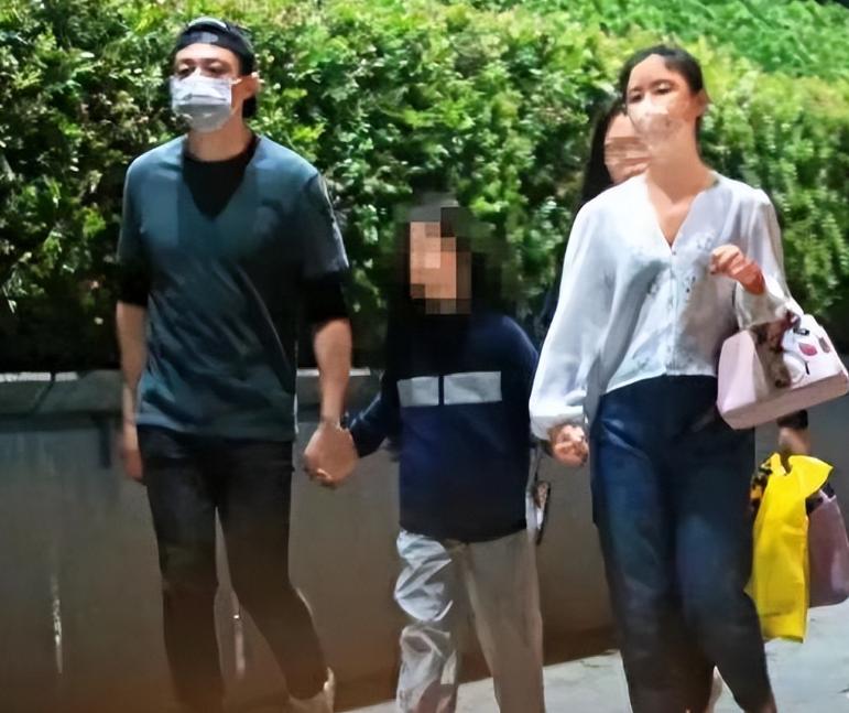 林心如与霍建华现身江蕙的台北演唱会，被现场大屏幕捕捉到摘下口罩亲密接吻的画面，引