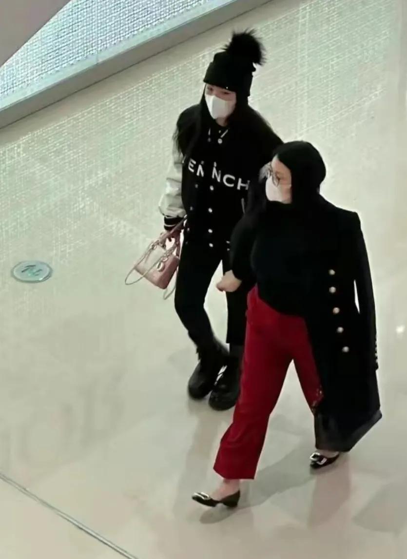 李湘的女儿王诗龄
去长沙给外公外婆拜年时
穿搭好大牌呀，不愧是有钱人家的女儿
穿