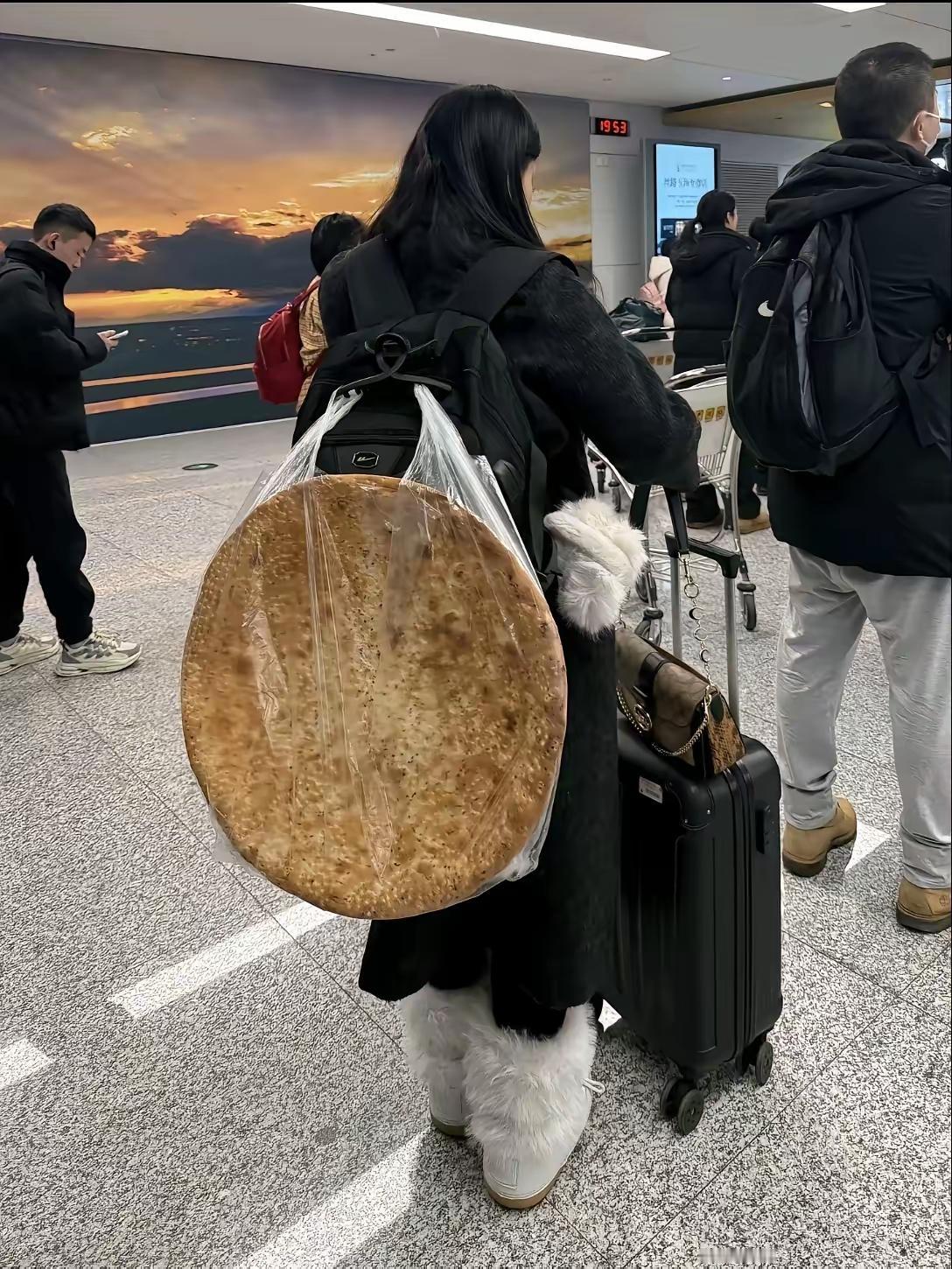 背上有馕，心里不慌！
兵马未动粮草先行，背上有馕，心里不慌，无论走到何方，来到何