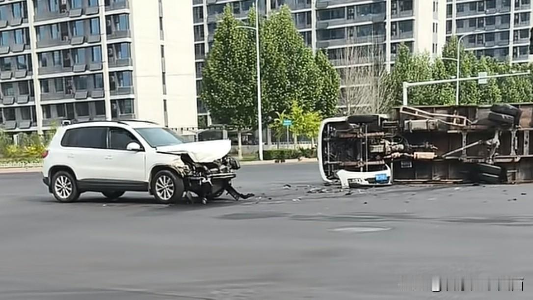 劲不小箱货都顶翻！大家猜猜这是石家庄哪个十字路口？