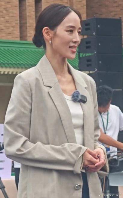 在长春参加活动的张钧甯让人大跌眼镜，怎么那么憔悴？！衣服是借来的吗？不合身不说，