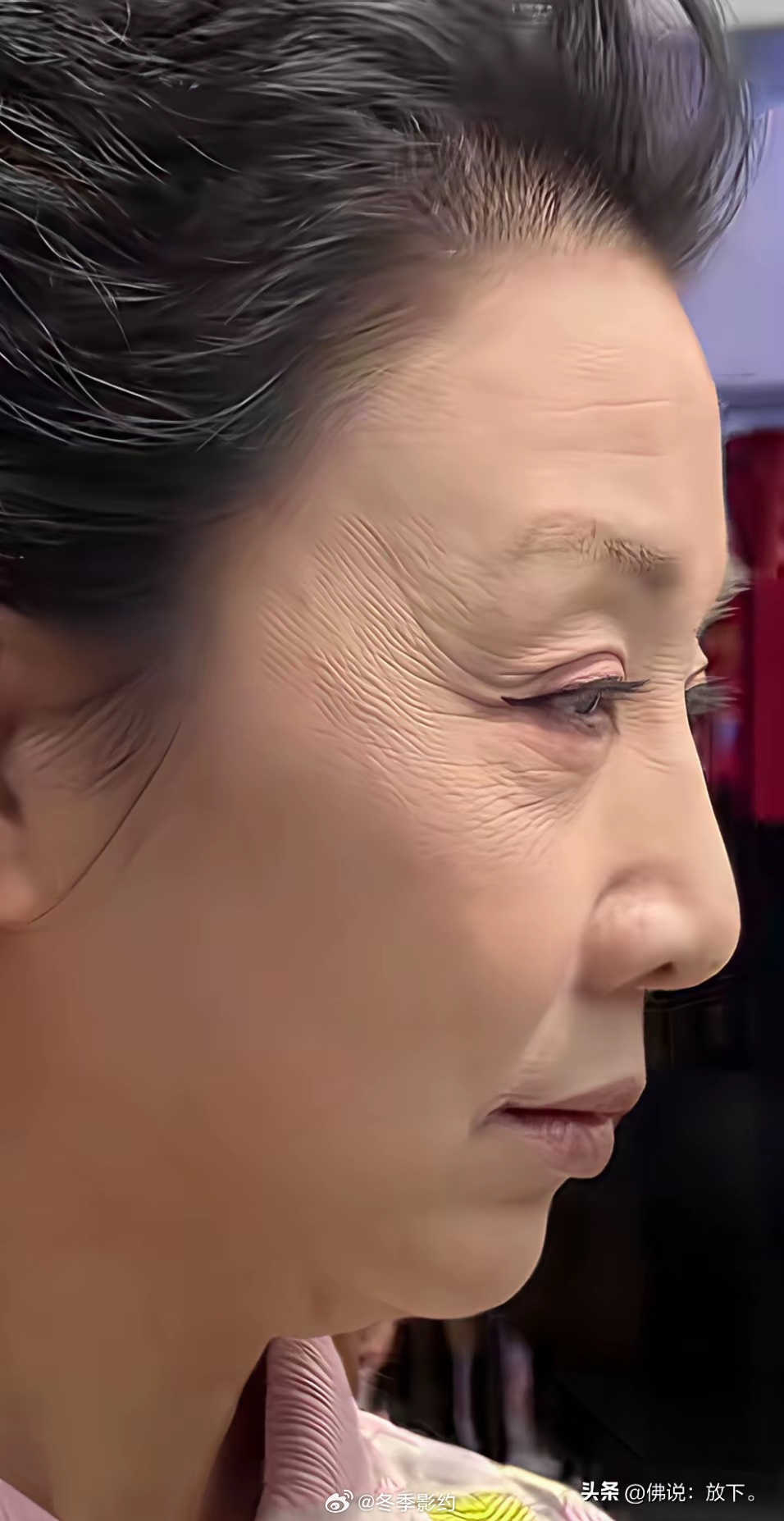 头发做的很时尚。但是，人确实是老了。满脸皱纹遮不住岁月的沧桑。没有任何贬低的意思