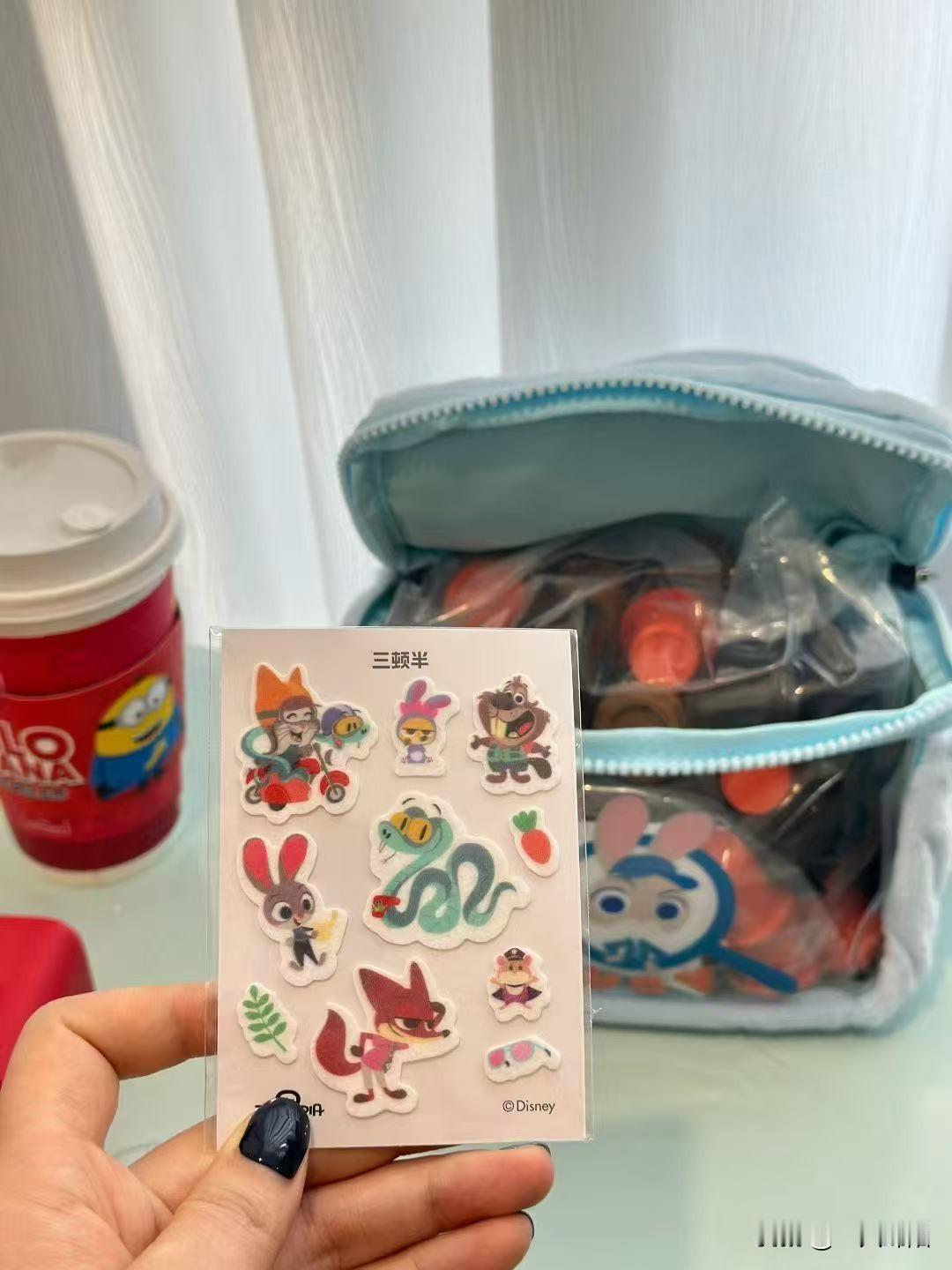 小区张奶奶常说自己晚年没白活，她退休金够花，儿女也孝顺。前阵子她摔了腿，儿子每天