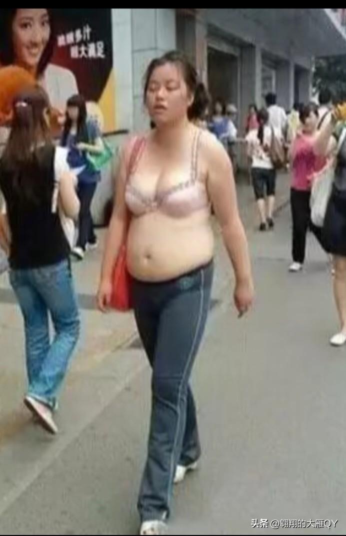 这是什么造型啊？大家看看吧！闹市街头拍到的一幕，引人议论。
仅穿着内衣走在人来人