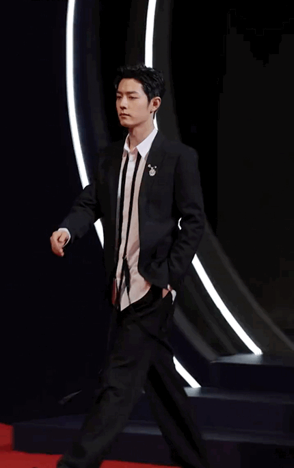 肖战白鹿热巴商业价值TOP3行走的荷尔蒙！西装太鲨我了！ 