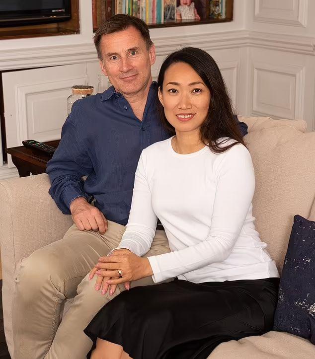 一名英国政客在网上突然向英国财政大臣杰里米·亨特“开火”，称他是潜伏在英国政府高