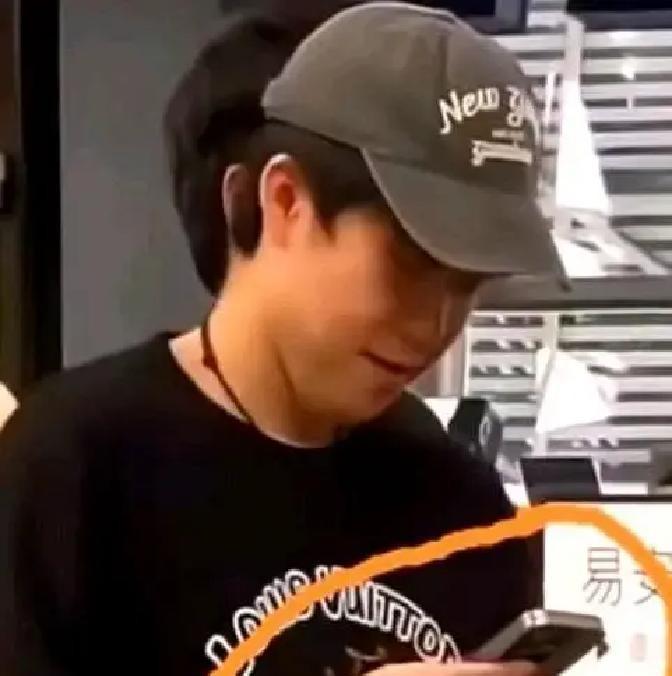 肖战这枚戒指，直接上演了娱乐圈的“绝杀与反绝杀”！
操作比球场上的假动作还骚。