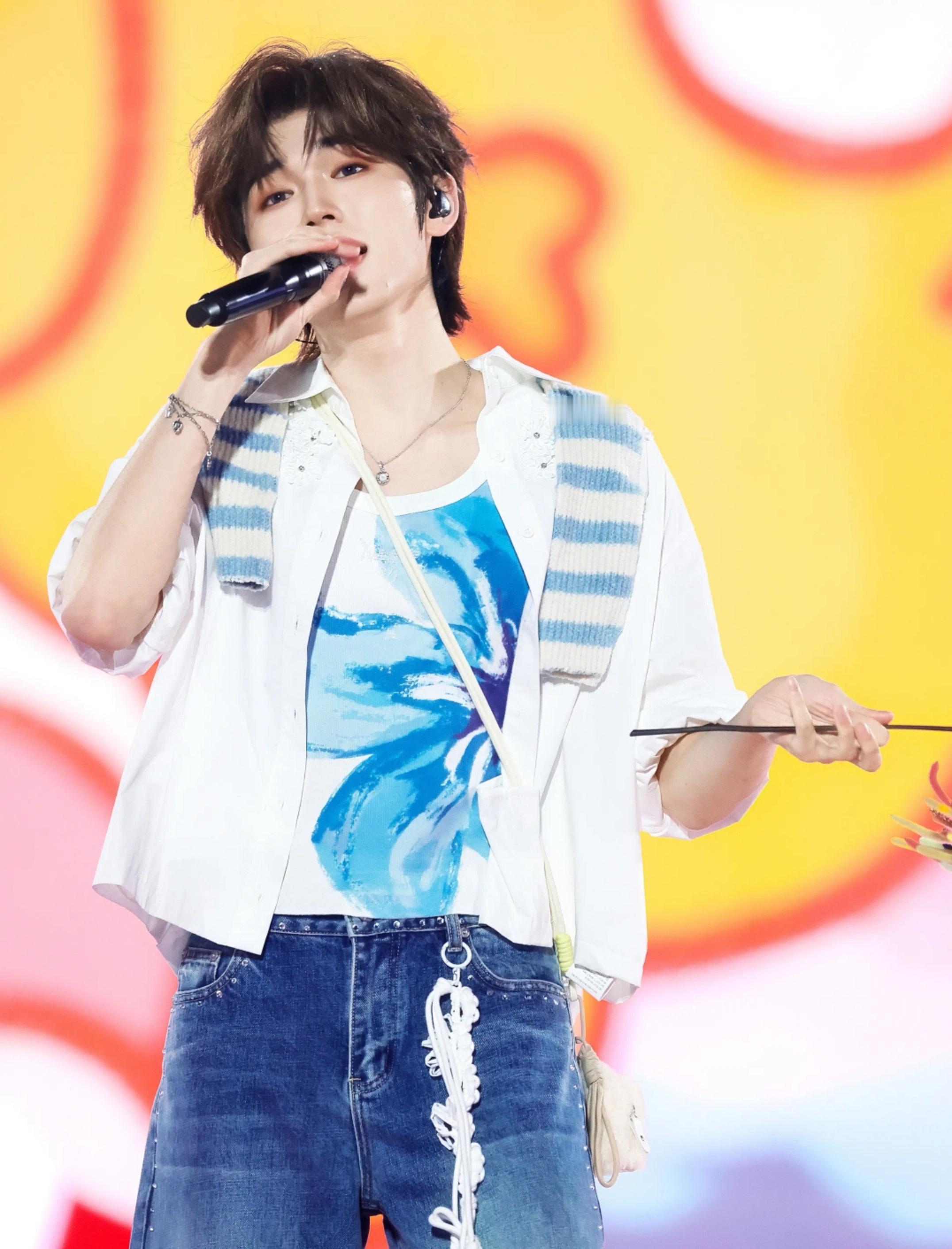 论宋亚轩和蓝色的适配度！宝宝浑身带着海风的清爽海浪的活泼~大家都来懂一下乖乖的宋